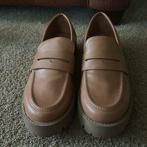 Madden Girl Tan/Brown Loafers in size 9